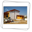Maison avec murs en panneaux pre-montes type ossature-plateforme ou timber frame avec placage a l'interieur avec bois et plaque de platre - vue exterieure